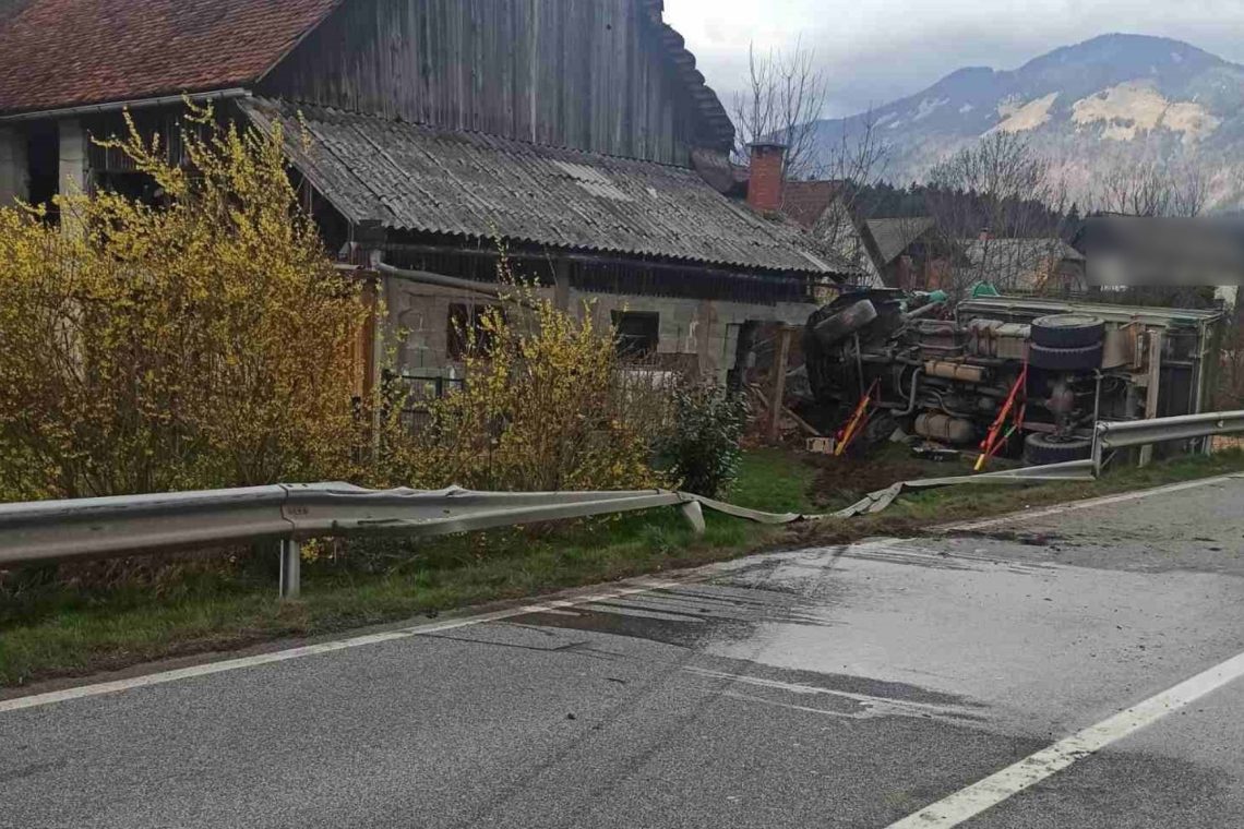 Tovorno vozilo zapeljalo s ceste in trčilo v poslopje