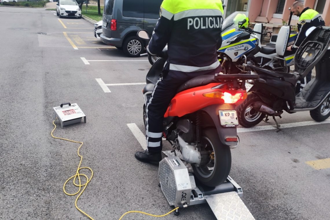 Policisti zasegli sedem predelanih mopedov, opozorilo tudi staršem