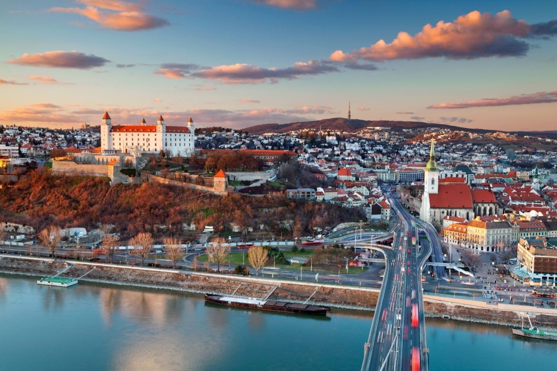 Slovaški parlament sprejel sporni zakon o financiranju nevladnih organizacij
