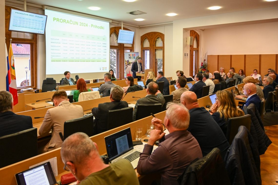 Novomeški svetniki potrdili rebalans proračuna in uskladitev cen vrtcev do konca leta 2026