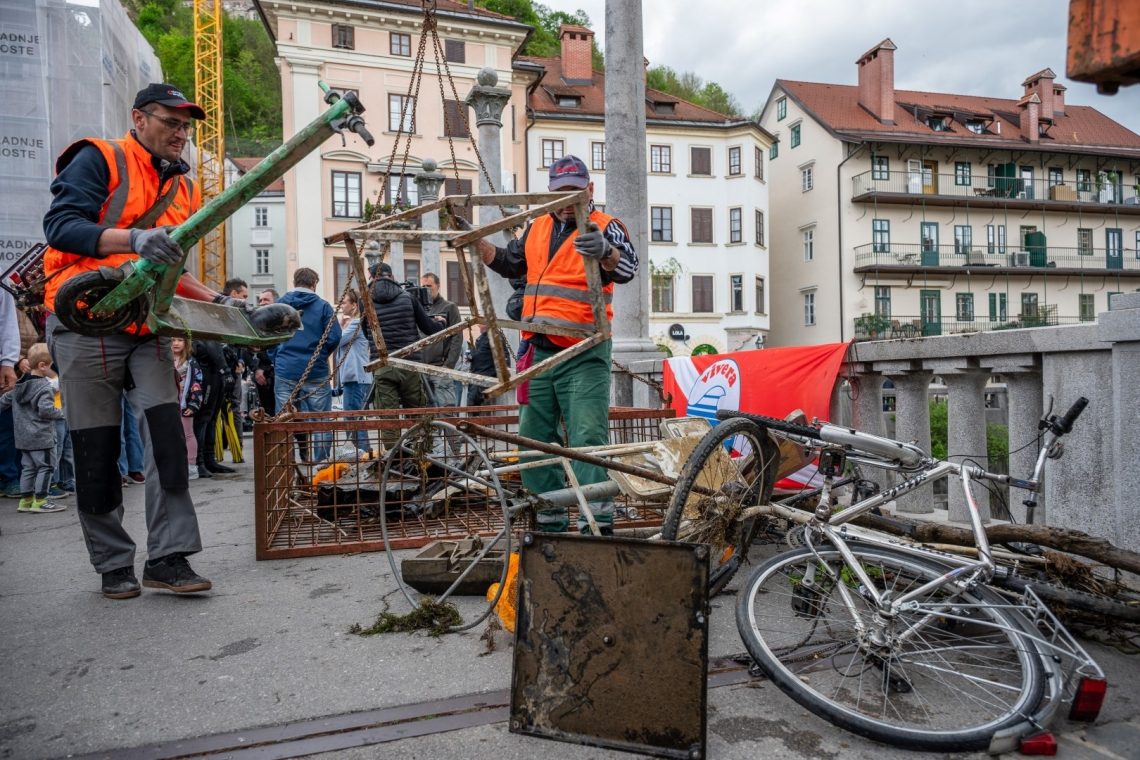 Iz Ljubljanice potegnili 660 kilogramov odpadkov