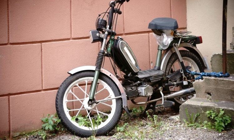 Policisti mladoletniku zasegli predelan moped in spisali obdolžilni predlog