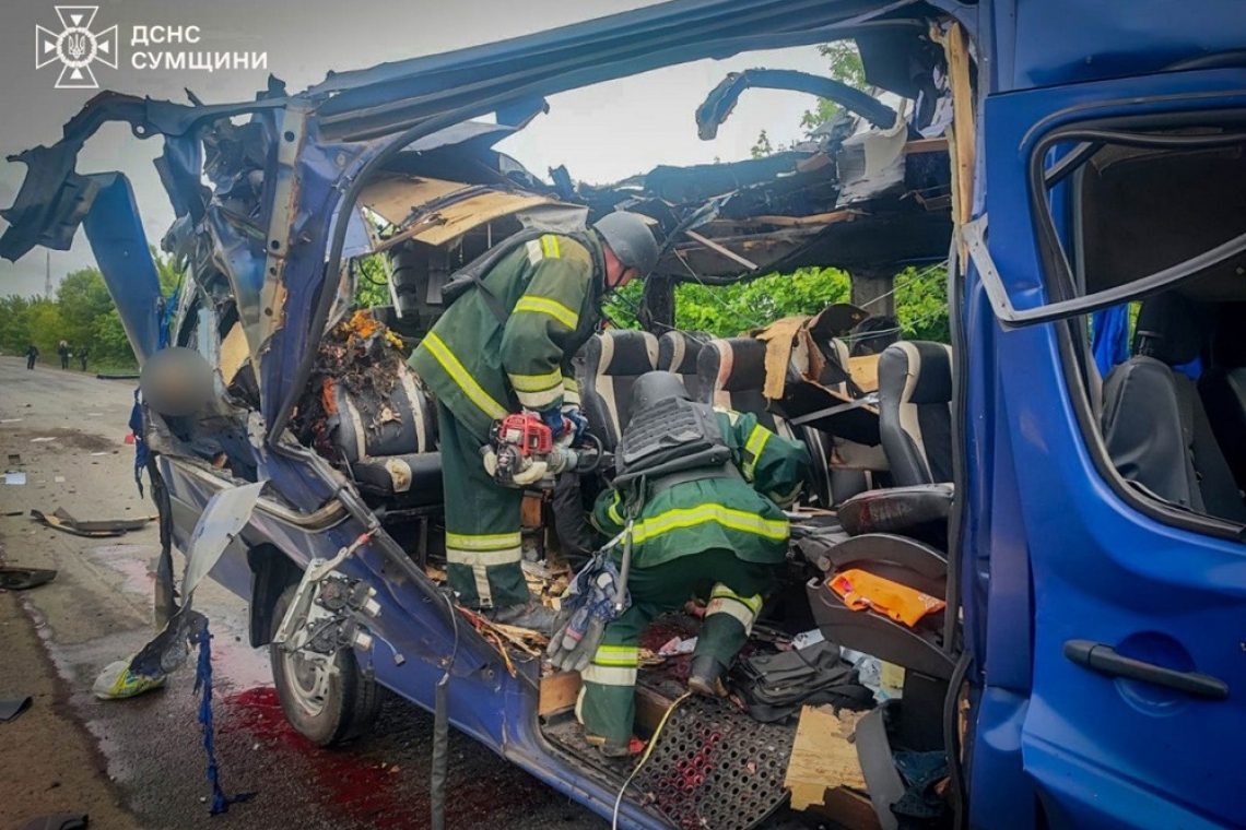 Ruski napad na avtobus v Ukrajini zahteval devet življenj