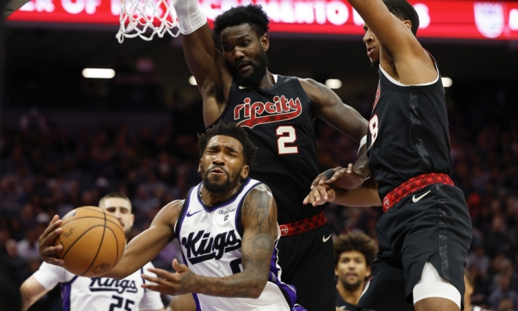 Dončiću v Los Angelesu na pomoč Deandre Ayton