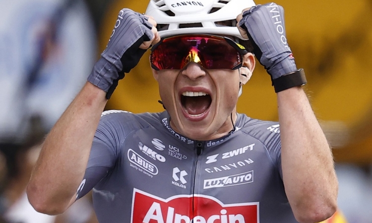 Prvi v rumenem Philipsen, Roglič in Evenepoel izgubila v vetru
