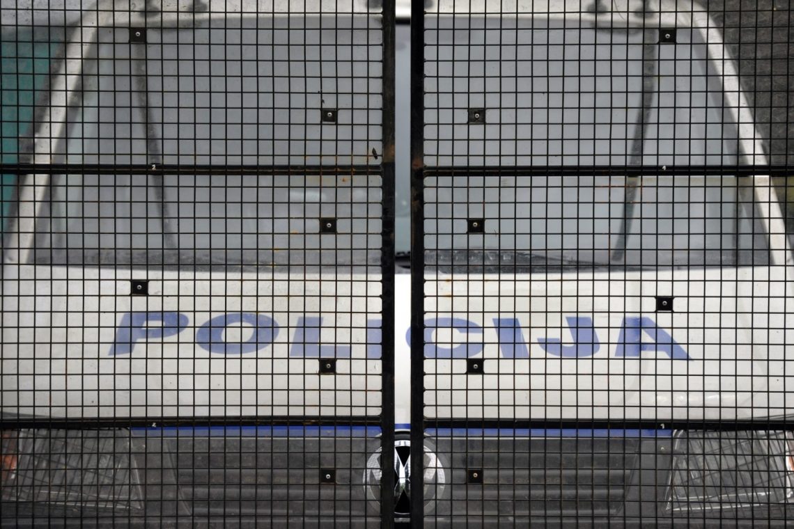 Policija zavrača očitke o razkrivanju varovanih podatkov in pristranskosti preiskave