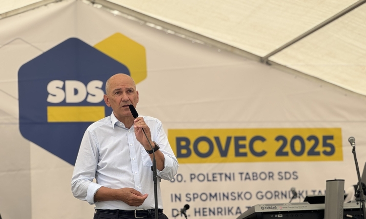 Janša: Vlada sprejema zakone, ki rušijo temelje zdrave družbe