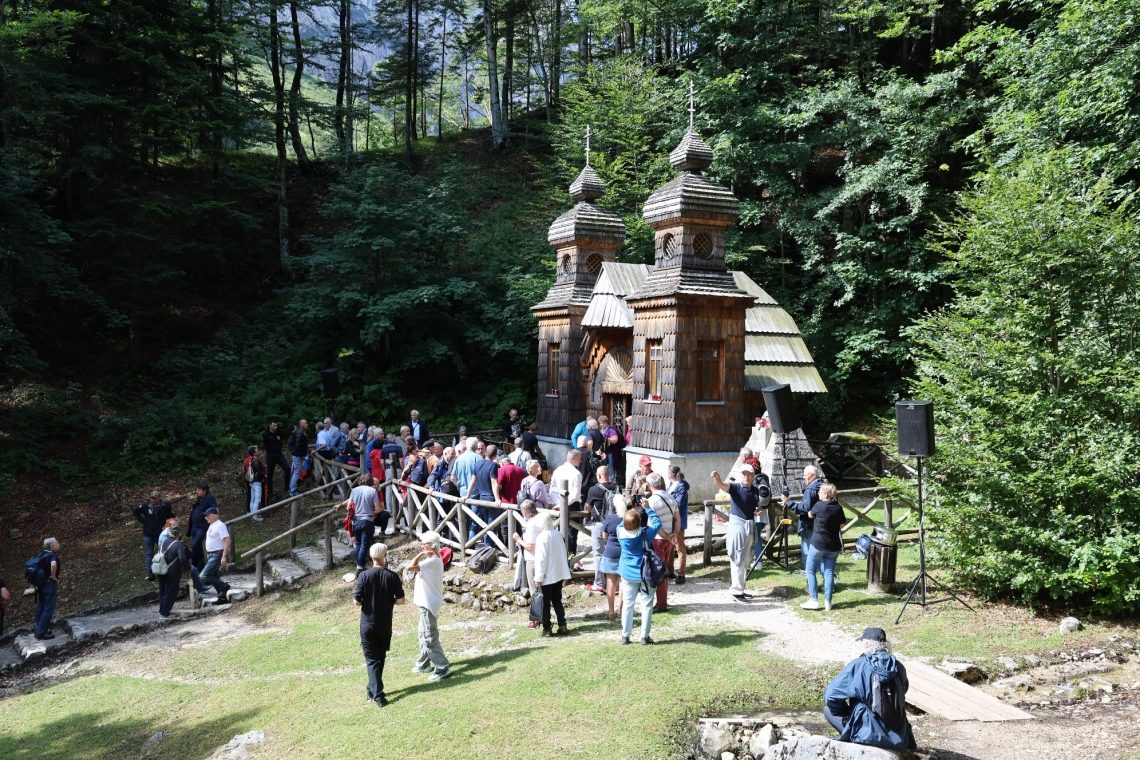 Spomin na umrle ruske ujetnike znova združil obiskovalce pod Vršičem