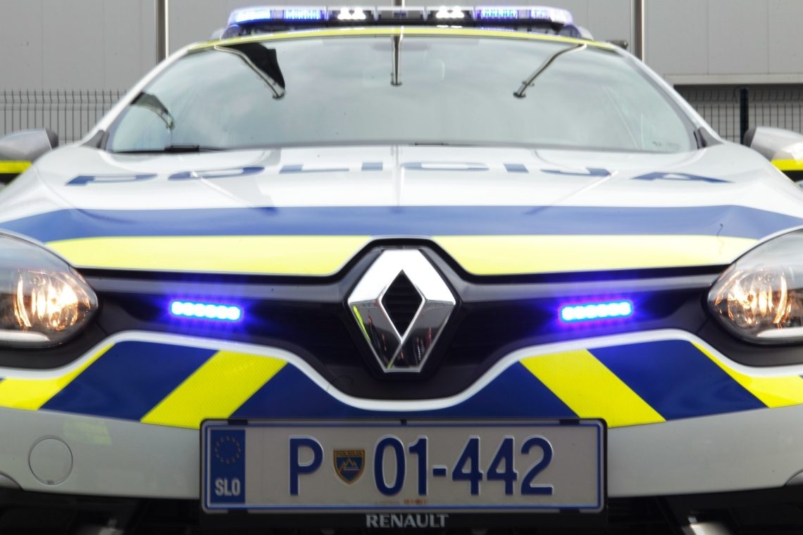 Na avtocesti pri Slovenskih Konjicah štirje mrtvi v trčenju kombija in tovornjaka