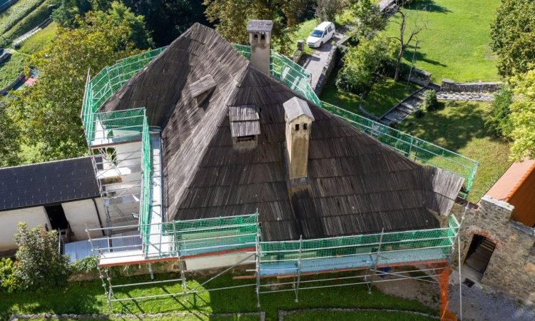 Na Velenjskem gradu začeli z menjavo strehe iz lesenih skodel