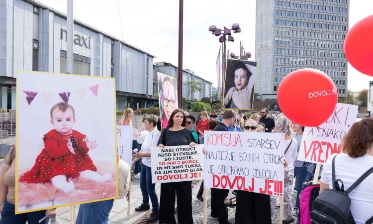 Starši otrok z redkimi boleznimi protestirali za pravice svojih otrok pred Državnim zborom