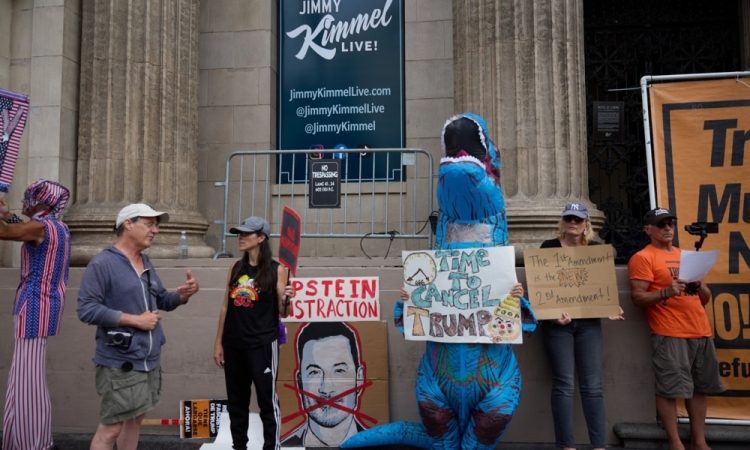 Kimmel znova na televiziji, Trump napoveduje pravni boj zoper ABC