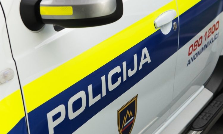Na cesti med Vrhniko in Logatcem v nesreči umrl 26-letni voznik