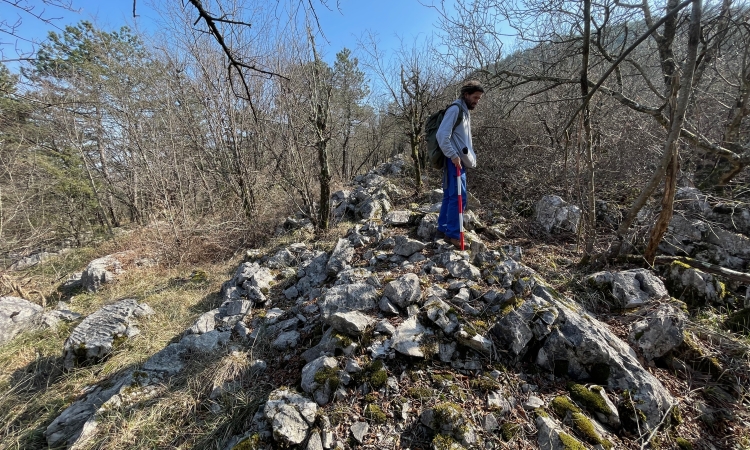 Monumentalne prazgodovinske lovske strukture odkrili na Krasu
