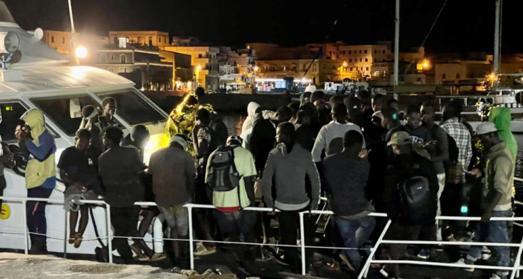 Pet migrantov pogrešanih pri Siciliji, med njimi tudi otrok