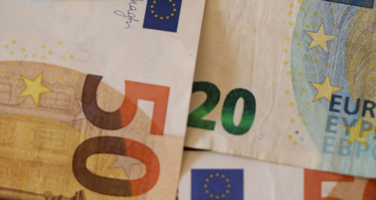 Božičnice, regresi in nagrade: številna podjetja nagradila zaposlene z več kot 2000 evri