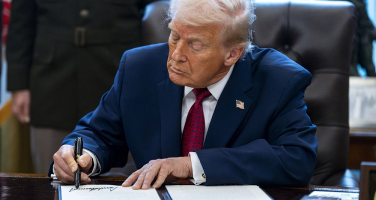Trump razglasil fentanil za orožje za množično uničenje