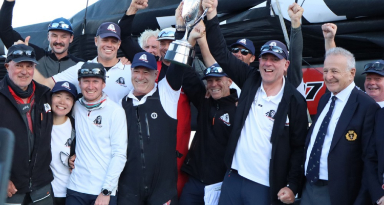 Lock Comanche je petič zmagal na oceanski dirki Sydney-Hobart