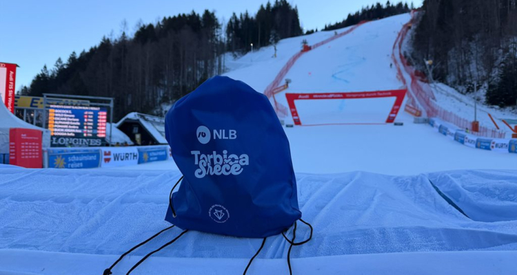 V Kranjski Gori obiskovalce pričakalo 6000 NLB torbic sreče