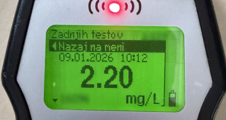 Občutno pijan obtičal kar v križišču