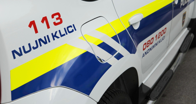 Med nočnim pluženjem snega umrl 29-letni traktorist