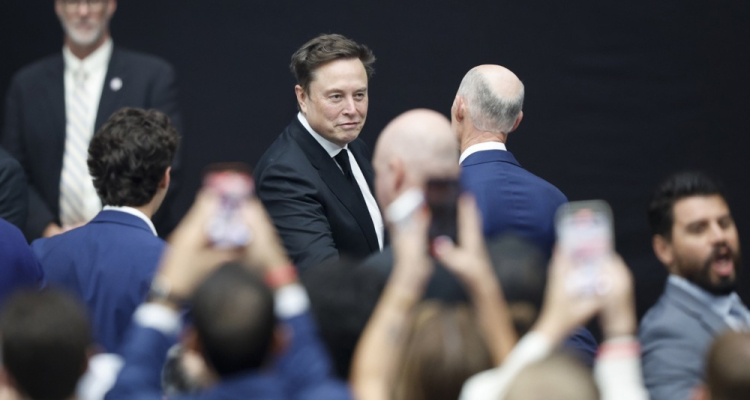 Musk napoveduje prihodnost brez pokojnin, a strokovnjaki opozarjajo na previdnost