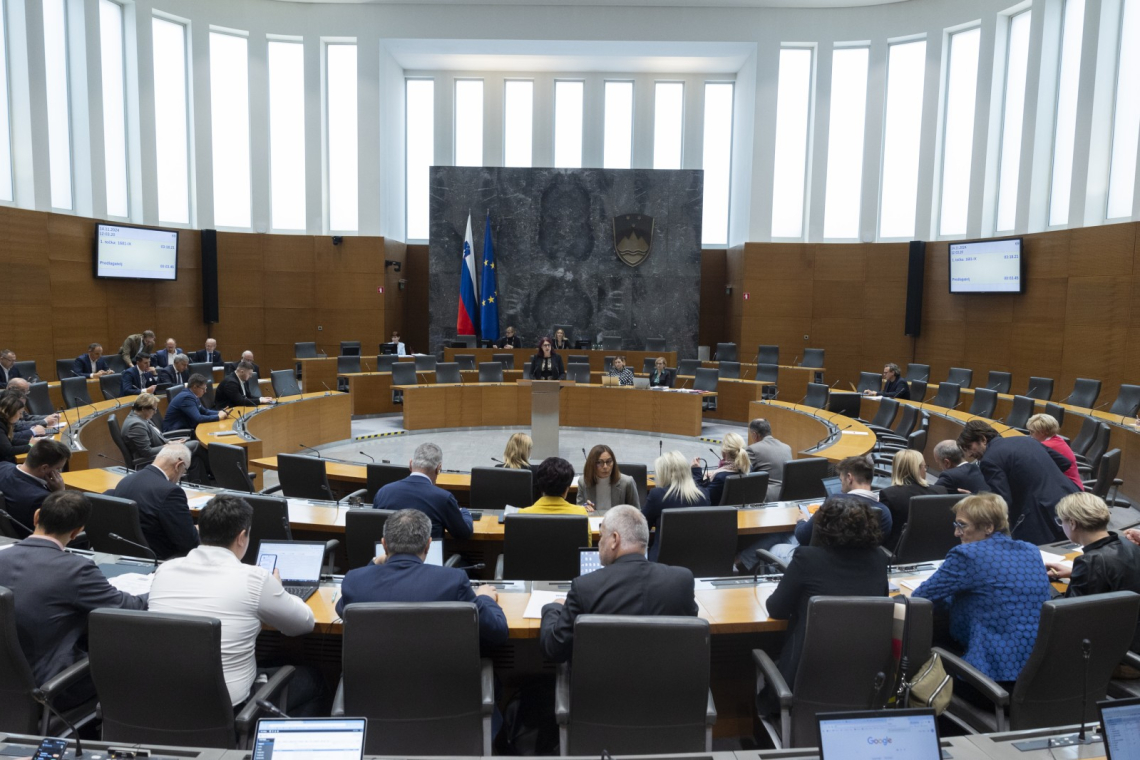 Anketa za TV Slovenija napoveduje sedem strank v parlamentu