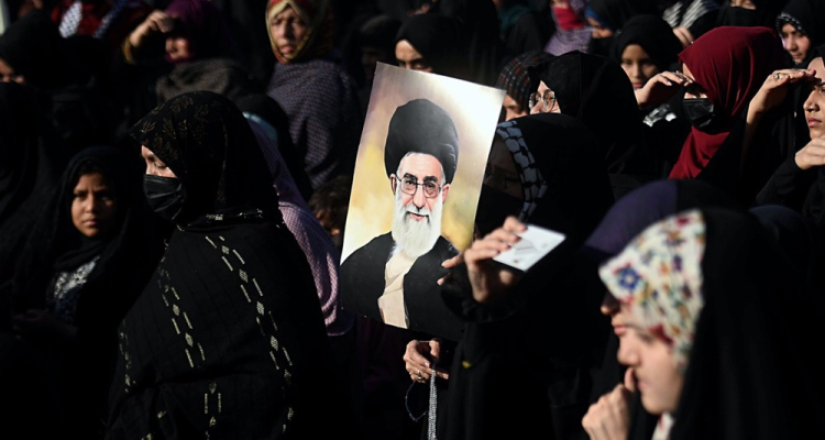 Napadi na Iran pretresli trge, v ospredju Ormuzska ožina