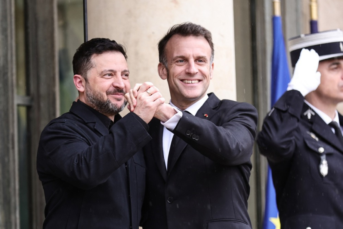 Macron opozarja, da Rusija ne bo dobila oddiha zaradi vojne v Iranu
