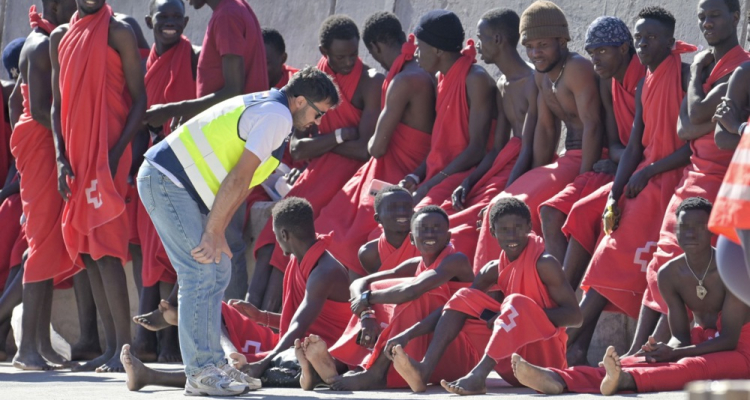 Na migracijskih poteh lani umrlo ali izginilo skoraj 7900 ljudi