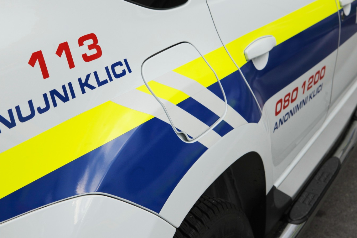 Otrok med kolesarjenjem padel v potok in se hudo poškodoval