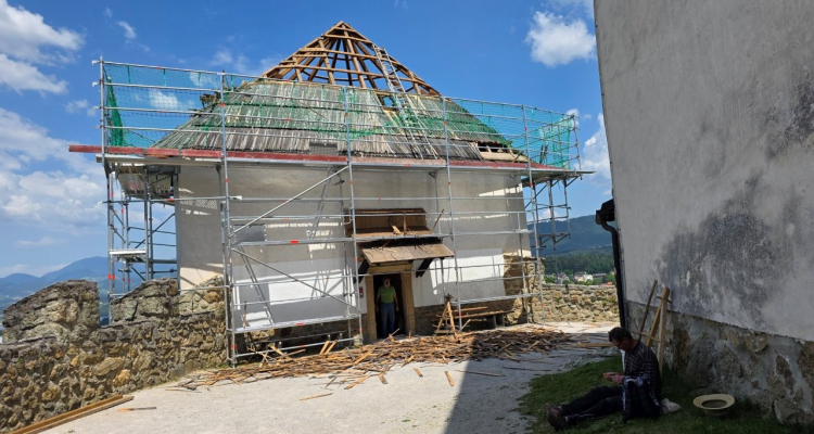 Na Velenjskem gradu zaključujejo prenovo streh s skodlami